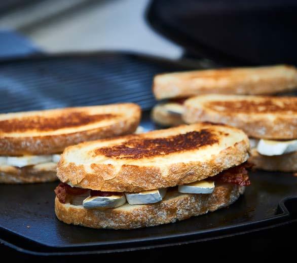 4 Rozložte kuličky vína a plátky sýra na čtyři plátky pečiva. 5 Na ně položte 2 plátky grilované slaniny (viz Na grilu ) a přiklopte druhým plátkem pečiva.