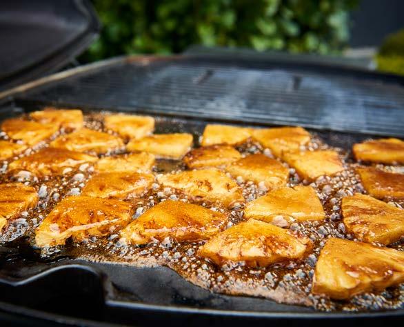 ANANAS S POLEVOU DOBA : TEPLOTA : 220 C Litinová pánev /tál 1 ananas, 1 vanilkový lusk, 200 g hnědého cukru, 100 ml tmavého rumu, 1 polévková lžíce instantní kávy 1 Odřízněte vršek a spodek ananasu a