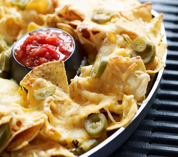 TIP MISTRA : Poklaďte tortillové chipsy před zapékáním trhaným kuřetem a nakrájenými papričkami jalapeños. V nízkém kalíšku ohřejte trochu salsy a podávejte spolu s nachos.