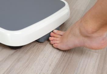 9 Obsluha Váhu zapněte pomocí nožního pedálu. Bude proveden autotest váhy. Váha je připravena k vážení ihned po zobrazení indikace hmotnosti 0,0 kg. Osobu postavte na střed váhy.