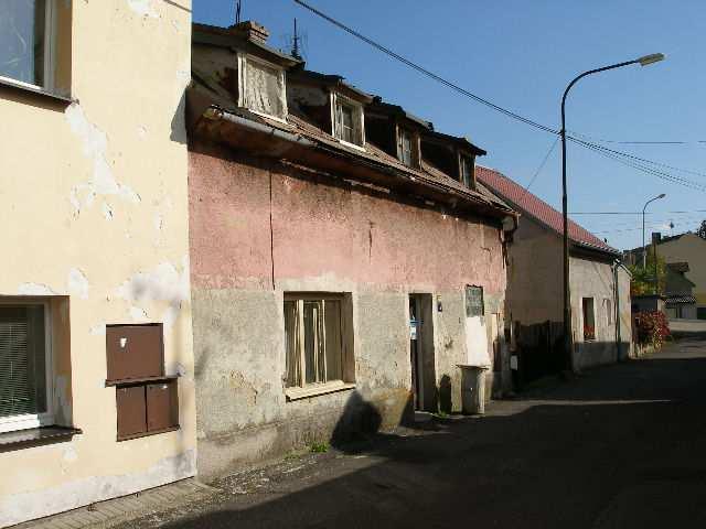 Pozemek o celkové velikosti 162 m2 sousedí na západní straně vlastní