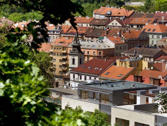 Jsou vybaveny předokenními žaluziemi a rekuperací nebo klimatizací, která zajistí neustálý přísun čerstvého vzduchu a tím zdravé prostředí. Projekt je připraven k okamžitému nastěhování.