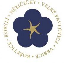 s. je jediným VOC spolkem v České republice, který vyrábí VOC vína pouze z modrých odrůd révy vinné.