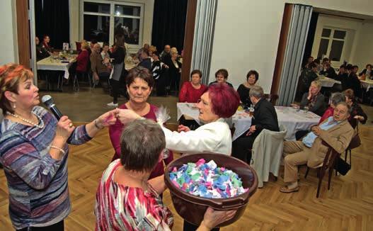Sál byl slavnostně připraven, občerstvení čekalo v tzv. pekle. Po krátkém čase byl sál zaplněn do posledního místečka.