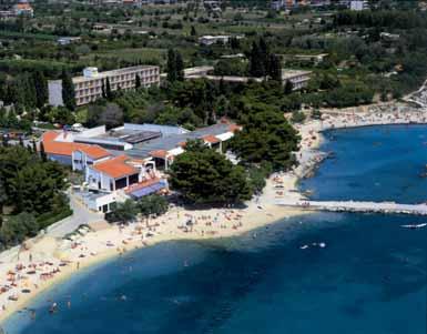 většina níže vypsaných služeb, jsou vzdáleny do 100 m poloha / pláž: Kaštel Štafilić, pláž / drobné kamínky, místy až hrubší písek s pozvolným vstupem do moře - 50 m, centrum - 1 km, Trogir - 7 km