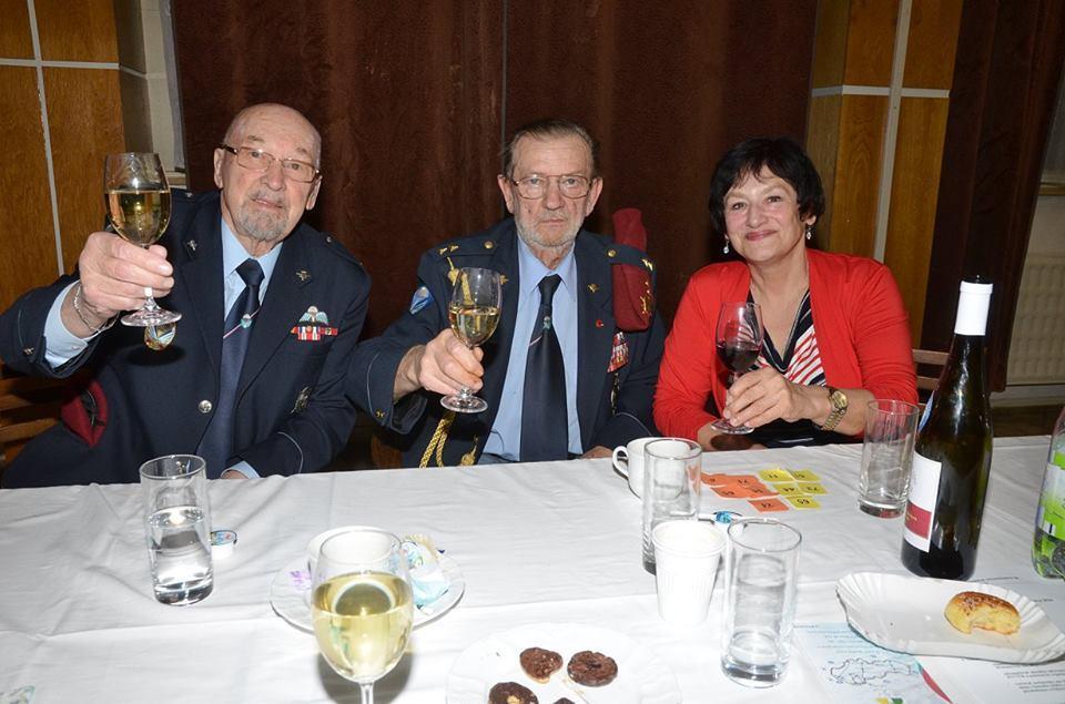 (M. Mráček, D. Tvrz, K. Štrajtová na VČS O KVV Bratislava) PREDSTAVUJEME KLUBY - KVV TRENČÍN Je sobota, 6. februára 2016. V Posádkovom klube OS SR sa po 13.