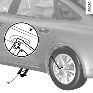 VÝMĚNA KOLA (1/2) Vozidla vybavená zvedákem a klíčem kol V případě potřeby demontujte ozdobný kryt. Povolte šrouby kola pomocí klíče na kola 2. Umístěte jej tak, abyste tlačili shora.