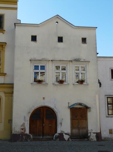 VÁCLAVSKÉ NÁMĚSTÍ 11/2 Řadový jednopatrový dům s atikou pochází z období goticko-renesanční výstavby města kolem poloviny 16. století.