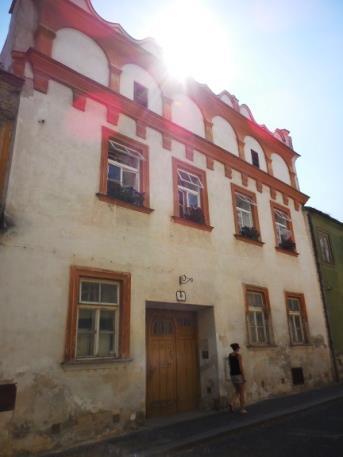 MIKULÁŠSKÉ NÁMĚSTÍ 47/5 Nárožní jednoposchoďový dům byl vystavěn v přechodném gotickorenesančním období před polovinou 16. století.