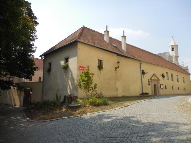 farní budova MIKULÁŠSKÉ NÁMĚSTÍ 62/13 Budova děkanství vznikla při městských hradbách již ve středověku.