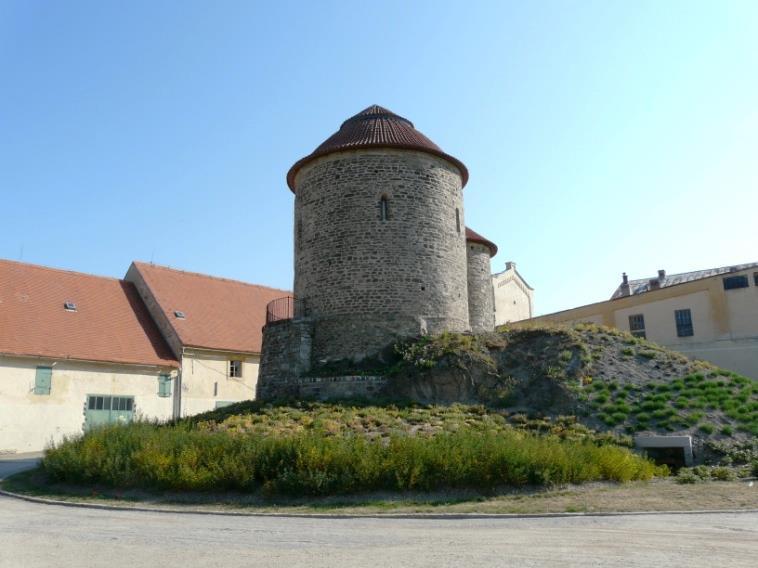 rotunda sv. Kateřiny HRADNÍ, čp. 85 Rotundu nechal vystavět český kníže Břetislav I. jako velkofarní kostel v centru předhradí znojemského hradu po roce 1037.