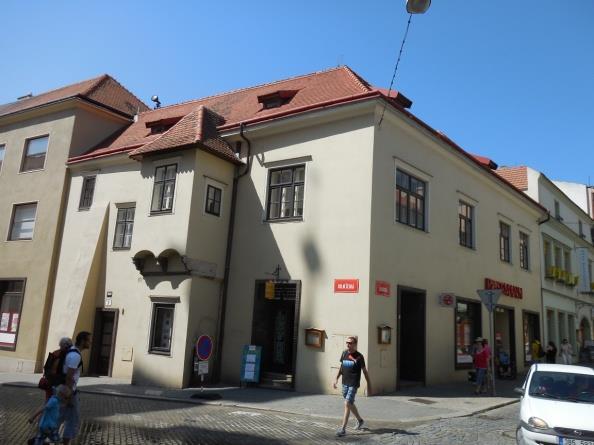 KOVÁŘSKÁ 310/12 Dům s pozdně gotickým jádrem a raně renesančním arkýřem na hlavním průčelí byl několikrát přestavován v polovině 20. století.
