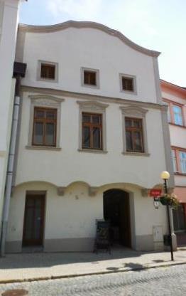 Rejstříkové číslo 24461/7-6944 Parcelní číslo - 403 MASARYKOVO NÁM. 334/12 Goticko-renesanční dům s vysokou atikou vysazenou původně na krakorcích byl postaven před polovinou 16.století.