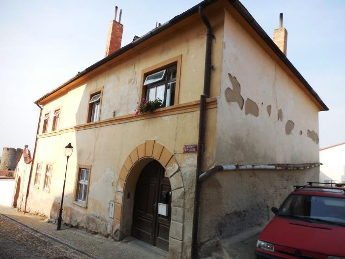 V JIRCHÁŘÍCH 436/4 Goticko-renesanční dům byl vystavěn na lichoběžníkovém půdorysu ve 2. čtvrtině 16. století.