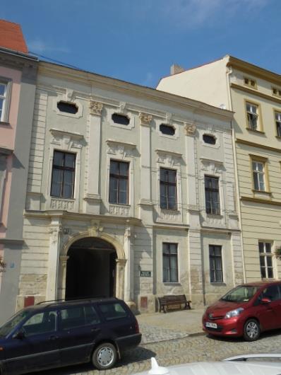 městský palác MASARYKOVO NÁM. 447/20 Pozdně barokní dům byl jednotně upraven po přestavbě renesančního jádra na sklonku 18. století.