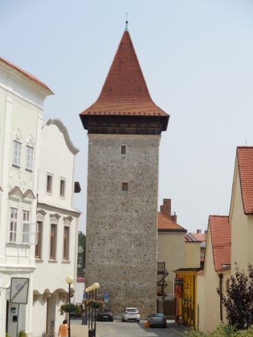 Součástí městského opevnění jsou i Horní brána a Vlkova věž.