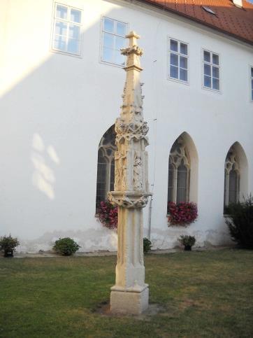 Marie Immaculaty ULICE HRADNÍ Barokní socha se nachází před vstupem do Deblínského zámku.