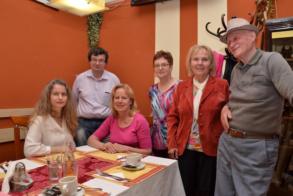 Autoři z Jičínska vyhlíží rok 2019. Foto z dubnového setkání v Lucii.