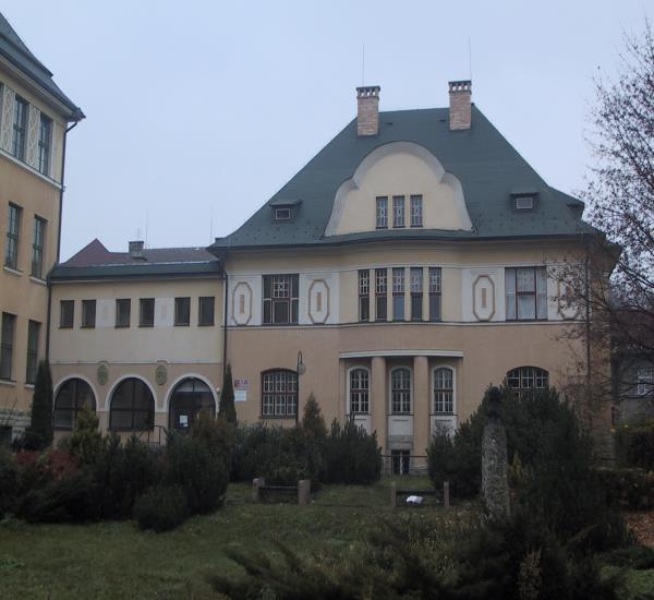 Vila ředitele gymnázia - jednopatrová secesní vila napojená krčkem na budovu gymnázia, se kterou tvoří jednotný architektonický