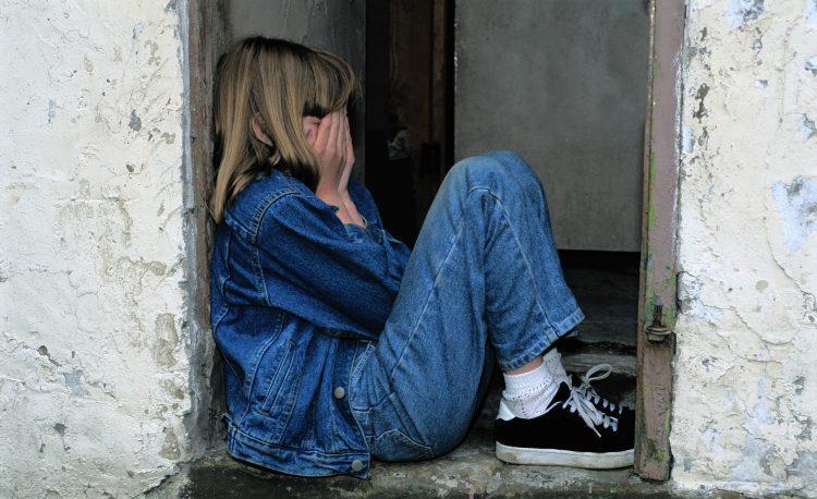 Útěk - 1. díl (Eliška Matýsová, Klára Krumpová, 7. A) Ach jo, už zase musím spát ve sklepě jenom proto, že mi ujel vlak a mamčin přítel mě seřval za to, že jdu pozdě. Tohle už mě vytáčí.