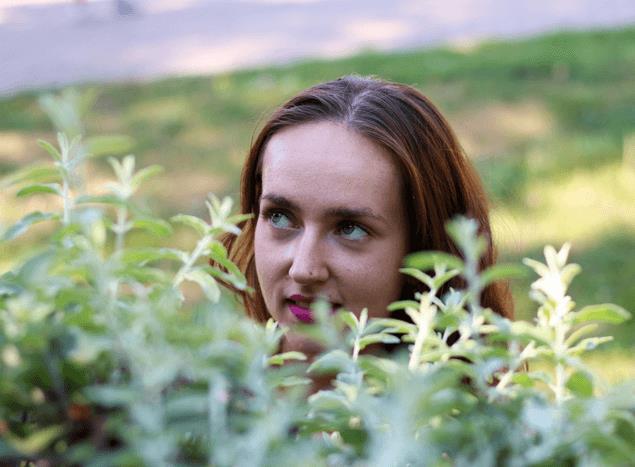 Katie! Nech mě na pokoji! Když mi nevěříte, tak nevěřte, ale já vím jedno: blázen nejsem! Když jsem jí na to chtěla něco říct, vtrhli dovnitř kluci.