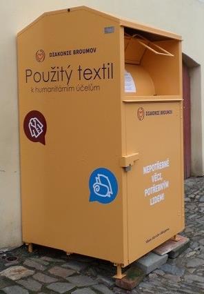 polštáře, deky (pouze péřové) Záclony, závěsy (nepoškozené) Látky (minimálně 1m 2, nedávejte odřezky a zbytky