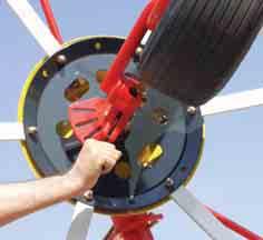 Vedení rotorů Kopírovací kolo pro ideální pfiizpûsobení povrchu a etrné zacházení s pûdou Ideální pro vedení rotorov ch prstû je pfiídavné kopírovací kolo, které je pfiipevnûno k