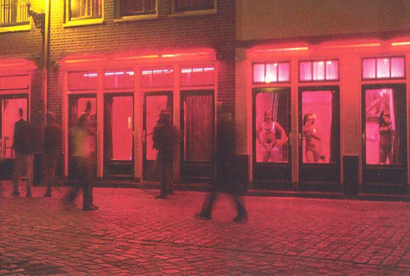 agresivními zákazníky, ale i sociální zabezpečení. Obr. 2 Čtvrť Red Light Distrikt Obr.