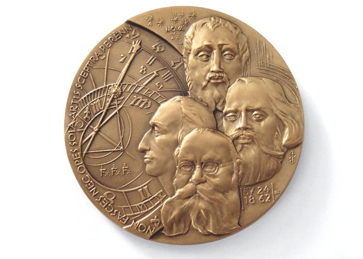 Na rubové straně je vyobrazena čtveřice vědců Tadeáš Hájek z Hájku (1525 1600), Marek Marci (1595 1667), Bernard Bolzano (1781 1848) a František Josef Studnička (1836 1903) která ovlivnila rozvoj