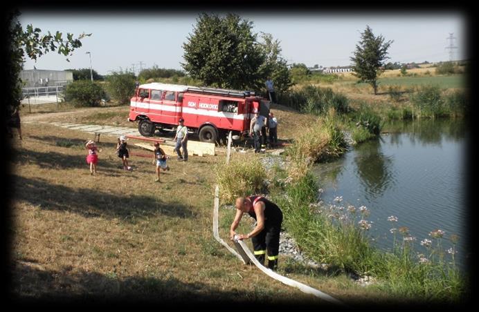 Při této příležitosti jsme prováděli během prohlídky též námětové cvičení poblíž nové hasičské zbrojnice, kde jsme použili