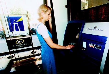 V d sledku pokraëujìcì expanze takè v oblasti samoobsluûnèho bankovnictvì mohli klienti éivnostenskè banky ke konci roku 2000 vyuûìvat celkem dvï desìtky samoobsluûn ch zûn.