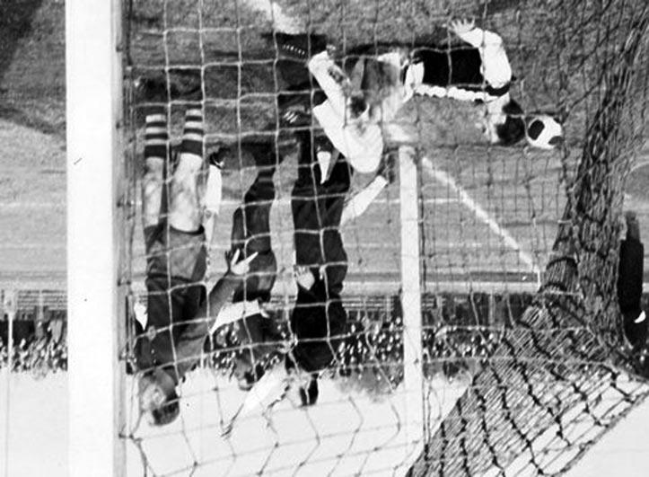 I tak dostal Pepi důvěru pro druholigovou sezonu. Jenže trenérsky se mu v Hradci nedařilo. Dne 30. srpna 1964, při prohře v Praze s Duklou B 0:3, seděl na hradecké lavičce naposledy.