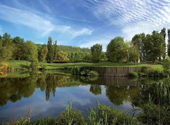 Golf Club Hodkovičky pořádá golfové kurzy společně s Golfovou Akademií Skopový pro dospělé a děti.