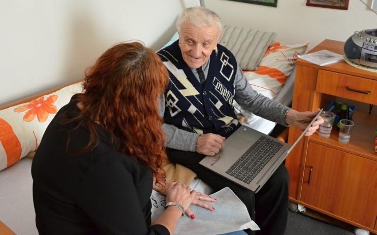 Paní Hanka si přála rychlovarnou konvici, pod stromeček Pan Karel si přál dva kartony piva Braník.