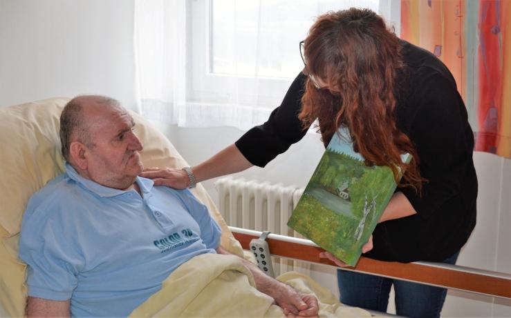lehkou bibli. Obojí dostala od paní Marie Šárové Truplové.
