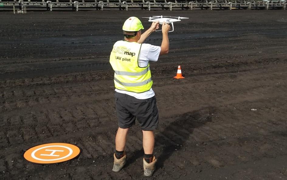 Strana 6 Obr. 3: Kvadrokoptéra Phantom 4PRO při startu. DJI. V obou případech se jedná o kvadrokoptéru (dron se čtyřmi vrtulemi) s digitální kamerou s rozlišením 18 Mpx,resp.