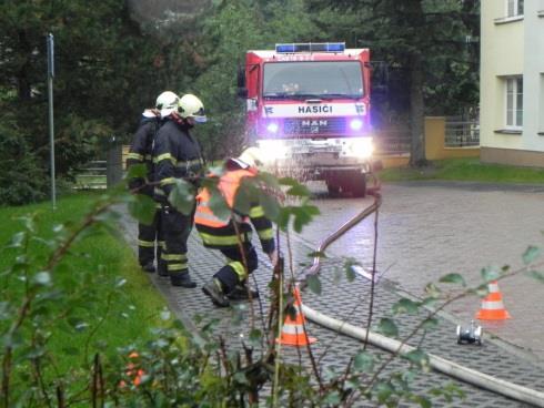Po nouzovém schodišti se přesun prováděl pomocí evakuačních