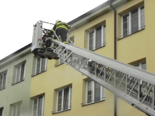 Na evakuačních podložkách se při dnešním cvičení přesunovali