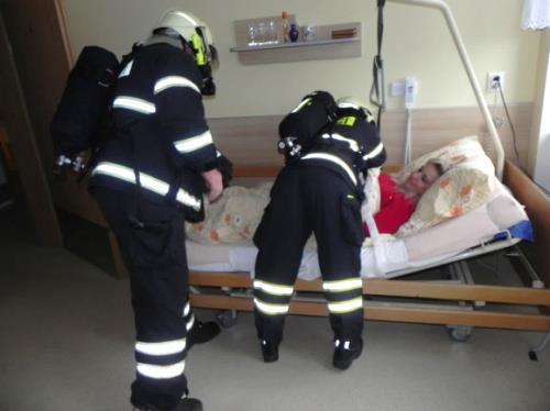 Všichni jsme se shromáždili v hlavní jídelně, kde si evakuační