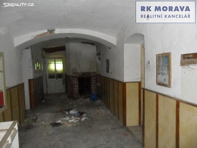 Krov polovalba, střešní krytina z pálené tašky, zdroj vody - kopaná kamenná studna s hloubkou cca 10m bez vodárny, elektřina nově přivedena na štít