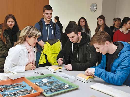 Adepti lékařské profese si vyzkoušeli vlastní zručnost, mimo jiné při chirurgickém šití na polštářku, odběru krve z umělé ruky nebo resuscitaci na modelech.