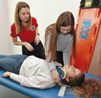 Informace o přijímacím řízení, přípravných kurzech a ukázky modelových otázek byly rovněž k dispozici ve stánku studijního oddělení.