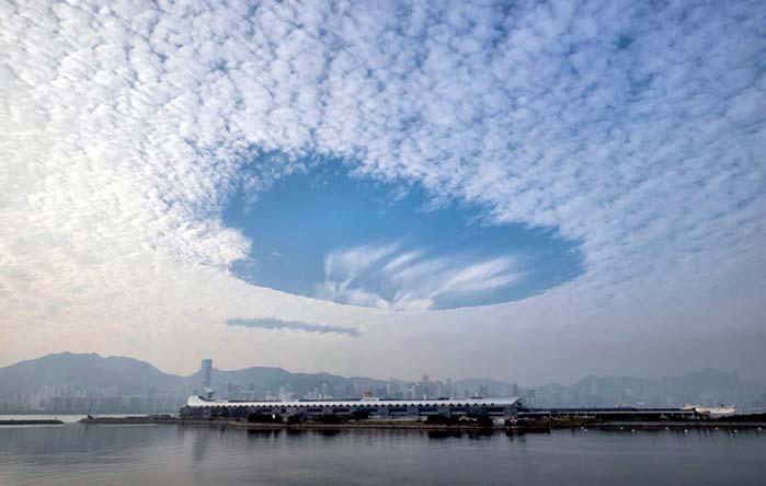 2 Altocumulus stratiformis perlucidus translucidus cavum, zdroj: WMO, Lee Tsz Cheung. Zvláštnost cavum je označení pro otvor v tenké vrstvě jinak kompaktního oblaku přechlazených vodních kapek.