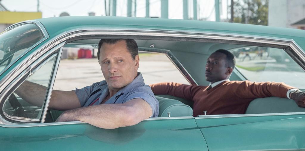 SYNOPSE Bývalý vyhazovač a drobný podvodníček Tony Pysk Vallelonga (Viggo Mortensen) má mezi newyorskými Italy pověst chlápka, který dokáže vyřešit každou šlamastyku. Slavný černošský klavírista Dr.