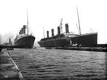 SPUŠTĚNÍ NA VODU Obrázek 2: 6. března 1912 Olympic (vlevo) a Titanic (vpravo) v době dokončovacích prací Trup Titanicu byl spuštěn na vodu řeky Lagan dne 31.