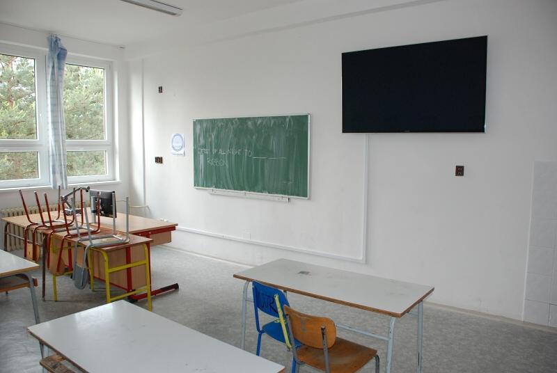 REALIZOVANÉ PROJEKTY V roce 2013 byl realizován jeden hlavní projekt: vybavení učebny č. 301 pro výuku druhých cizích jazyků projekční technikou.