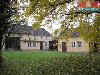 vestavbě. Na dům navazuje prostorná stodola. Na pozemku se nachází menší domek ( původně vejminek, také s možností půdní vestavby), stodola a kůlny. Prostorný ovocný sad navazuje v zadní částí na dům.