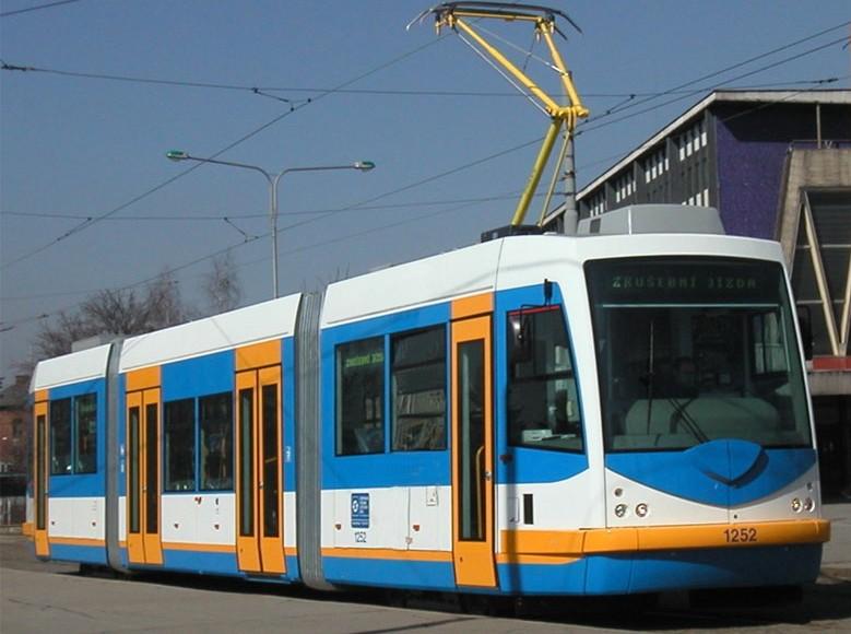 Vůz Trio je jednosměrná, částečně nízkopodlaţní tramvaj sestavená ze tří