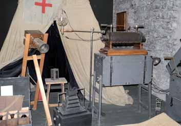 TÉMA TOPIC Obr. 1 Polní RTG pracoviště v lazaretu za 1. světové války Fig. 1 Field X-ray department at the hospital during the First World War Obr.