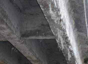 frozen water steam immediately under the coating layer as a result of diffusion in concrete with failures, b) detail of another part Obr.